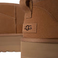 Detalle del talón con logotipo UGG en las botas Classic Ultra Mini Platform color Chestnut.