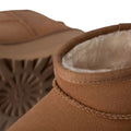 Detalle de la caña y el forro de lana reciclada de las botas UGG Classic Ultra Mini Platform color Chestnut.