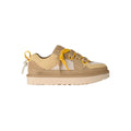 Zapatillas UGG Lo Lowmel Biarritz color mustard seed, vista lateral exterior destacando empeine de ante con pelo y costuras decorativas.