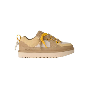 Zapatillas UGG Lo Lowmel Biarritz color mustard seed, vista lateral exterior destacando empeine de ante con pelo y costuras decorativas.