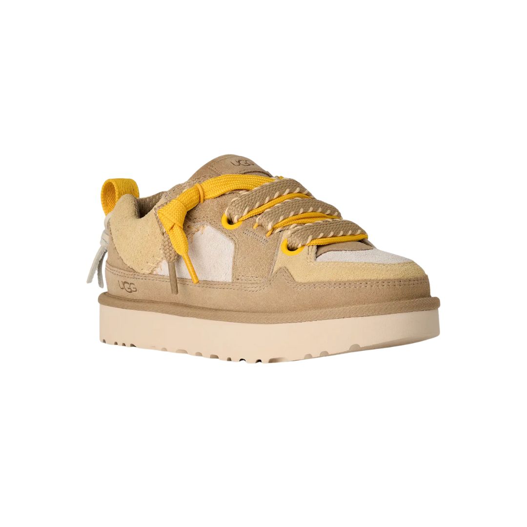 Zapatillas UGG Lo Lowmel Biarritz color mustard seed, vista frontal en ángulo que resalta lengüeta acolchada y suela ligera.