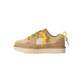 Zapatillas UGG Lo Lowmel Biarritz color mustard seed, vista lateral interior con diseño de perfil bajo y cordones planos bicolor.