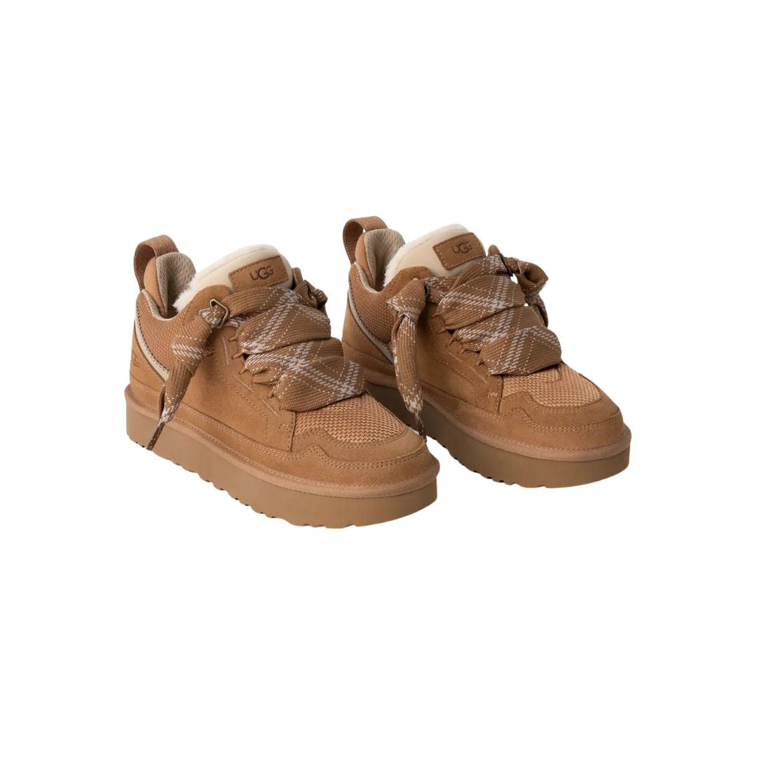 Vista lateral de las UGG Lowmel chestnut mostrando la suela ligera de caña de azúcar y detalles de ante.