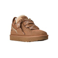 Vista en ángulo de tres cuartos de la zapatilla UGG Lowmel en color chestnut destacando los cordones planos bicolor y la lengüeta acolchada extragrande.