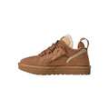 Vista lateral de la zapatilla UGG Lowmel en color chestnut mostrando la combinación de ante y malla técnica en el empeine, junto a la suela gruesa de EVA.