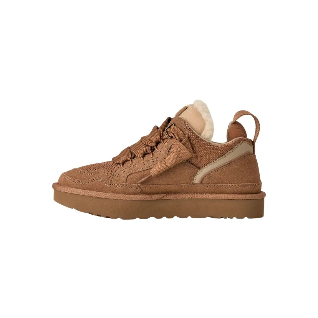 Vista lateral de la zapatilla UGG Lowmel en color chestnut mostrando la combinación de ante y malla técnica en el empeine, junto a la suela gruesa de EVA.