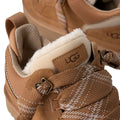 Detalle del empeine y cordones de las UGG Lowmel chestnut con forro interior UGGplush de lana reciclada.
