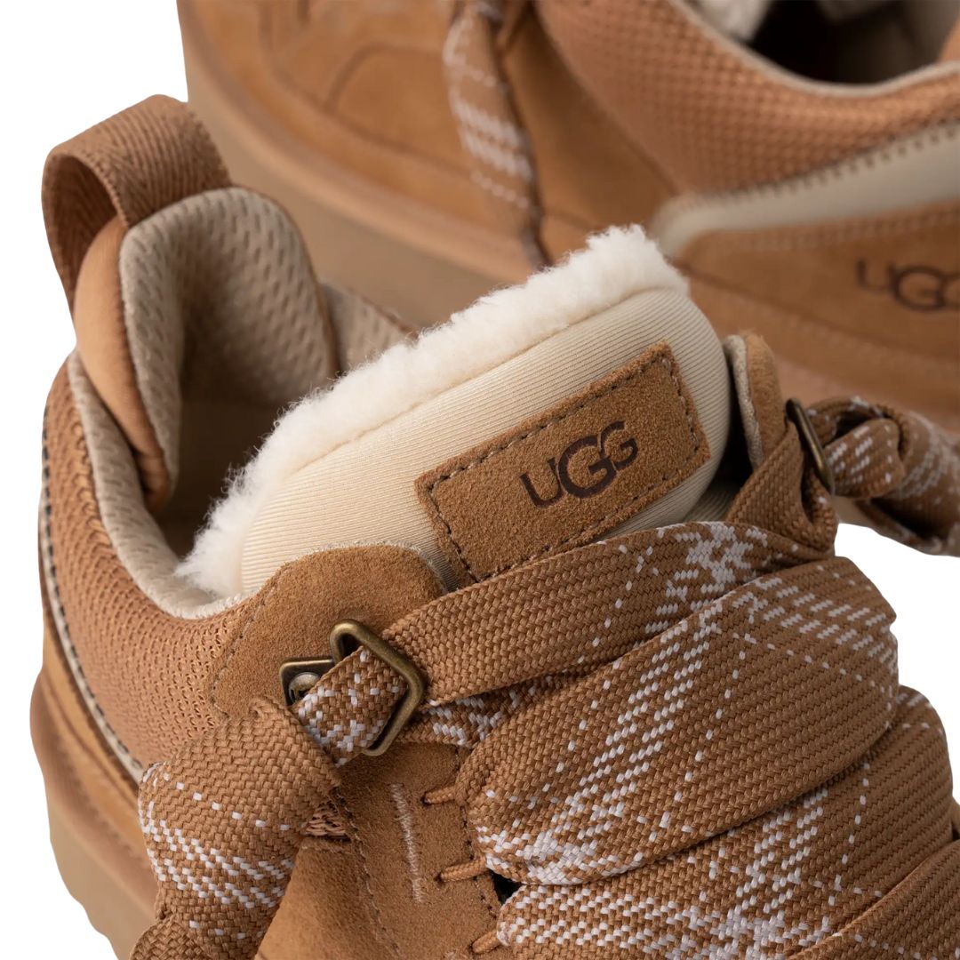 Detalle del empeine y cordones de las UGG Lowmel chestnut con forro interior UGGplush de lana reciclada.