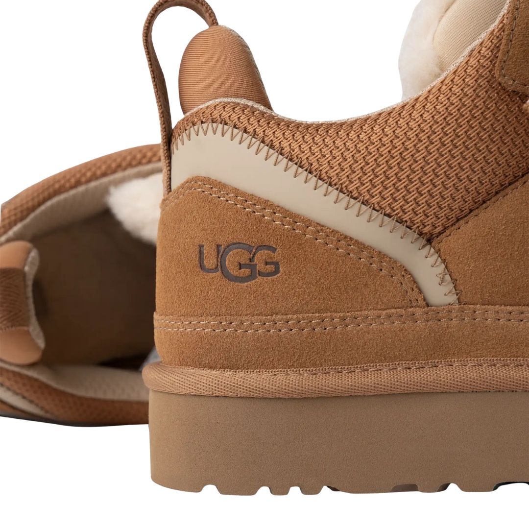 Par de zapatillas UGG Lowmel chestnut en perspectiva tres cuartos mostrando su diseño urbano y suela robusta.