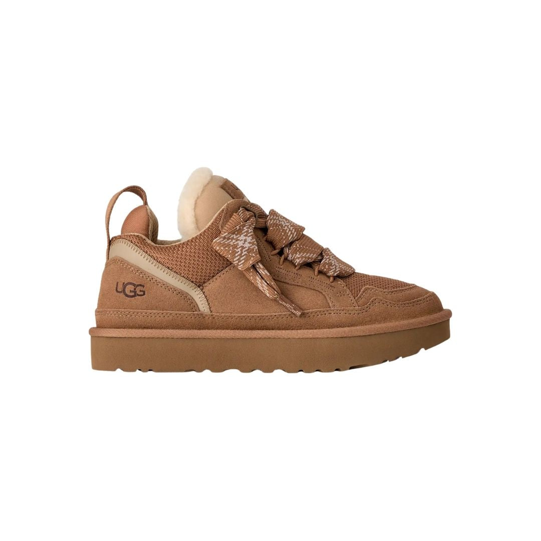 Zapatilla UGG Lowmel en color chestnut de perfil completo sobre fondo blanco, mostrando su silueta baja y los cordones gruesos característicos del modelo.