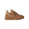 Zapatilla UGG Lowmel en color chestnut de perfil completo sobre fondo blanco, mostrando su silueta baja y los cordones gruesos característicos del modelo.