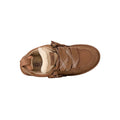 Vista cenital de la zapatilla UGG Lowmel en color chestnut mostrando el forro interior UGGplush en tono crudo, la lengüeta acolchada y los cordones bicolor.