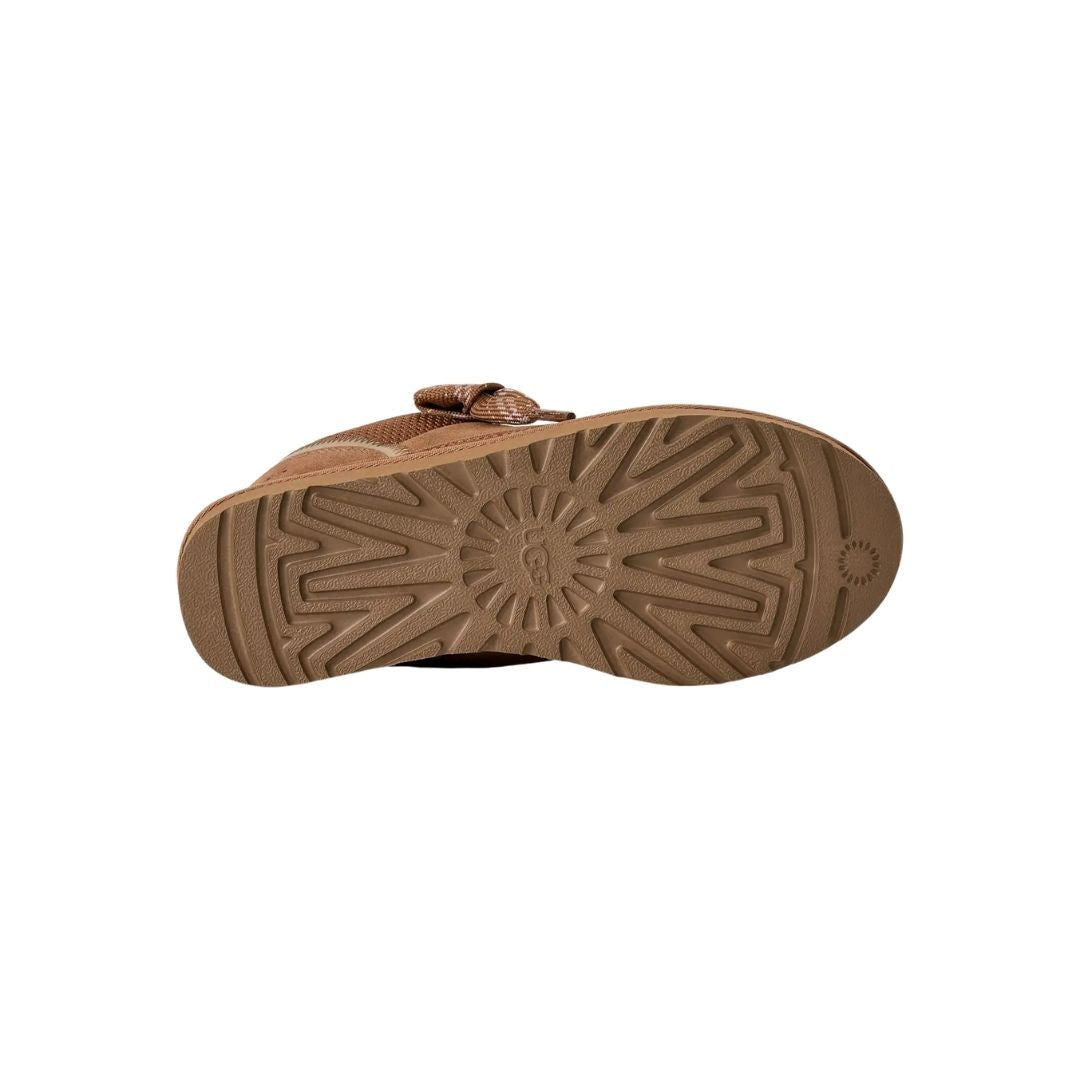 Suela de la zapatilla UGG Lowmel en color chestnut mostrando el dibujo direccional de la banda de rodadura de EVA de caña de azúcar y el logotipo UGG.