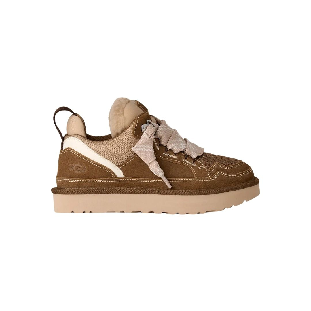 Zapatilla UGG Lowmel en color light bronze de perfil completo sobre fondo blanco, mostrando su silueta baja y los cordones gruesos característicos del modelo.