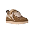 Vista en ángulo de tres cuartos de la zapatilla UGG Lowmel en color light bronze destacando los cordones planos bicolor cruzados y la lengüeta acolchada.