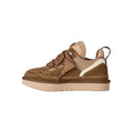 Vista lateral de la zapatilla UGG Lowmel en color light bronze mostrando la combinación de ante y malla técnica en el empeine, junto a la suela gruesa de EVA.