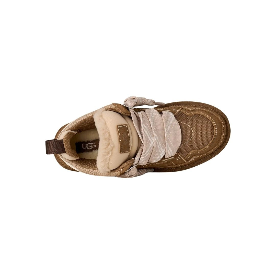 Vista cenital de la zapatilla UGG Lowmel en color light bronze mostrando el forro interior UGGplush en tono crudo, la lengüeta y los cordones bicolor cruzados.