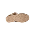 Suela de la zapatilla UGG Lowmel en color light bronze mostrando el dibujo direccional de la banda de rodadura de EVA de caña de azúcar y el logotipo UGG.
