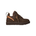 Zapatilla UGG Lowmel en color dusted cocoa de perfil completo sobre fondo blanco, mostrando su silueta baja y los cordones gruesos característicos del modelo.