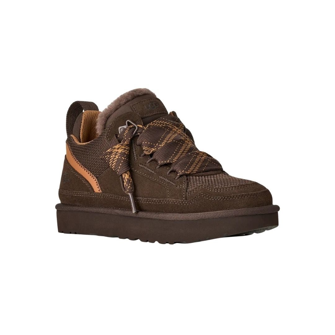 Vista en ángulo de tres cuartos de la zapatilla UGG Lowmel en color dusted cocoa destacando los cordones planos bicolor cruzados y la lengüeta acolchada.