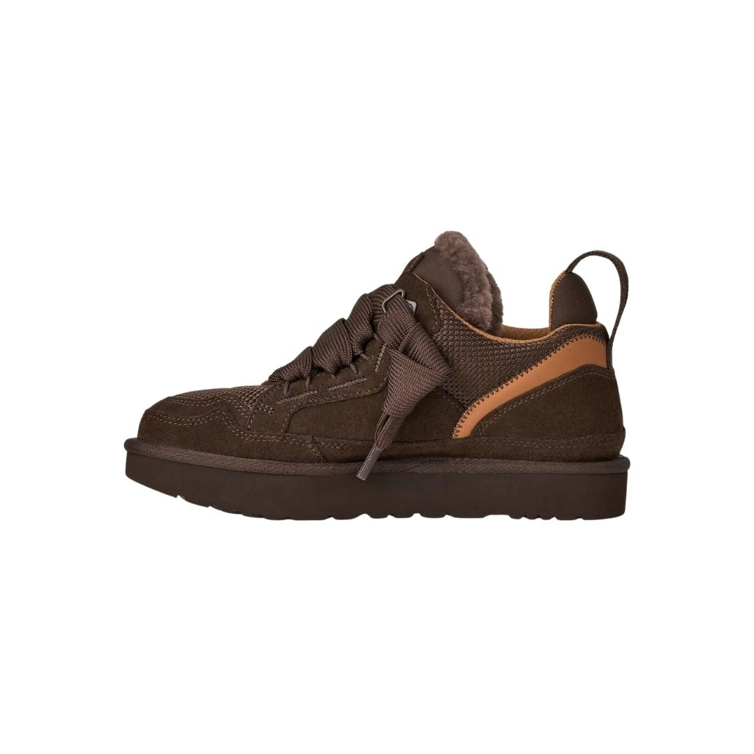 Vista lateral de la zapatilla UGG Lowmel en color dusted cocoa mostrando la combinación de ante y malla técnica en el empeine, junto a la suela gruesa de EVA.