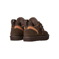 Par de zapatillas UGG Lowmel en color dusted cocoa vistas desde atrás en ángulo, mostrando el forro de piel visible en el cuello y el vivo tostado del talón.
