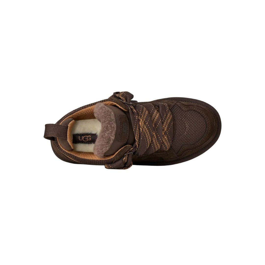 Vista cenital de la zapatilla UGG Lowmel en color dusted cocoa mostrando el forro interior UGGplush en tono crudo, la lengüeta y los cordones bicolor cruzados.