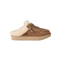 Zapatilla UGG Lowmel Mule en color chestnut de perfil completo sobre fondo blanco, mostrando su silueta sin talón y el forro de piel de oveja visible.
