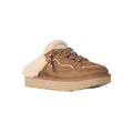 Vista en ángulo de tres cuartos de la zapatilla UGG Lowmel Mule en color chestnut destacando el forro de piel de oveja visible y los cordones sueltos.