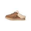 Vista lateral de la zapatilla UGG Lowmel Mule en color chestnut mostrando el empeine de ante, el talón abierto forrado y la suela de plataforma en EVA.