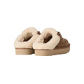 Par de zapatillas UGG Lowmel Mule en color chestnut vistas desde atrás en ángulo, mostrando el talón abierto forrado por completo de piel de oveja natural.