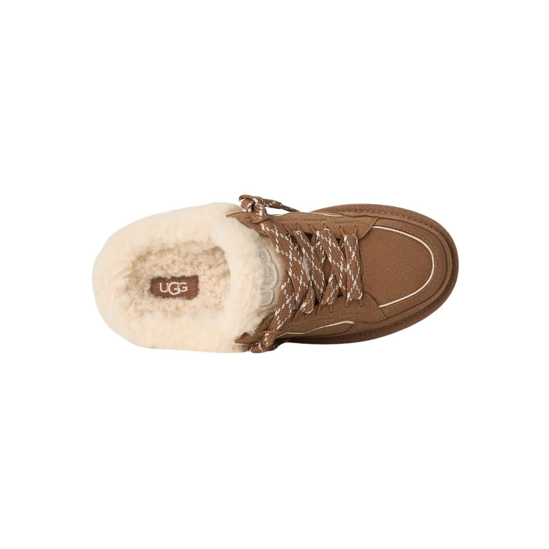 Vista cenital de la zapatilla UGG Lowmel Mule en color chestnut mostrando el forro interior de piel de oveja en tono crudo y los cordones bicolor sueltos.