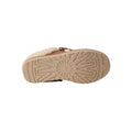 Suela de la zapatilla UGG Lowmel Mule en color chestnut mostrando el dibujo direccional de la banda de rodadura de EVA y el logotipo UGG grabado en el centro.
