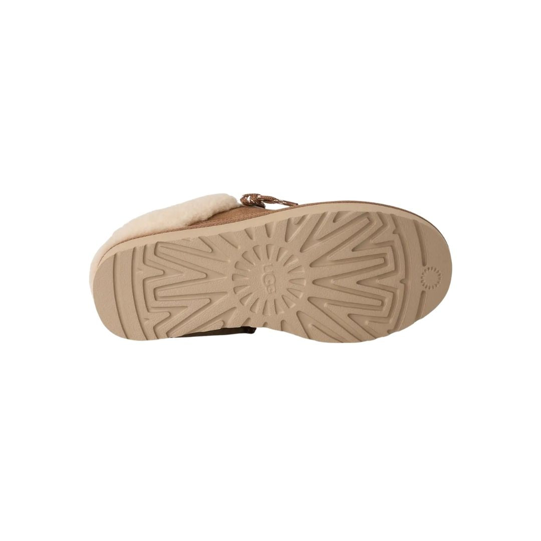 Suela de la zapatilla UGG Lowmel Mule en color chestnut mostrando el dibujo direccional de la banda de rodadura de EVA y el logotipo UGG grabado en el centro.