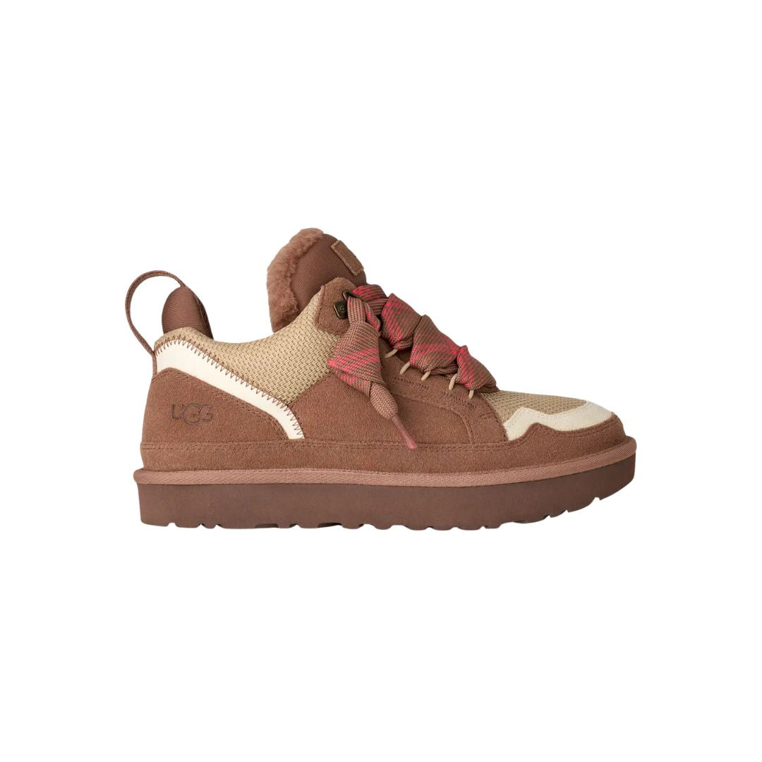 Zapatilla UGG Lowmel Rocky Oak vista inferior con suela de goma antideslizante marrón.