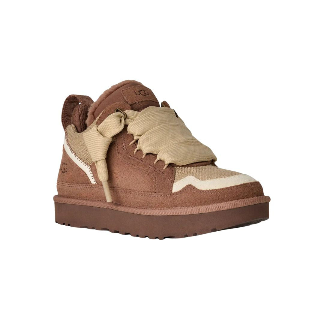 Vista superior de la zapatilla UGG Lowmel Rocky Oak mostrando cordones anchos y forro interior de lana.