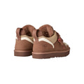 Parte trasera de las zapatillas UGG Lowmel Rocky Oak con refuerzo de talón y forro de lana visible.