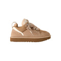 Zapatillas UGG Lowmel color sand en vista lateral completa destacando cordones y suela.