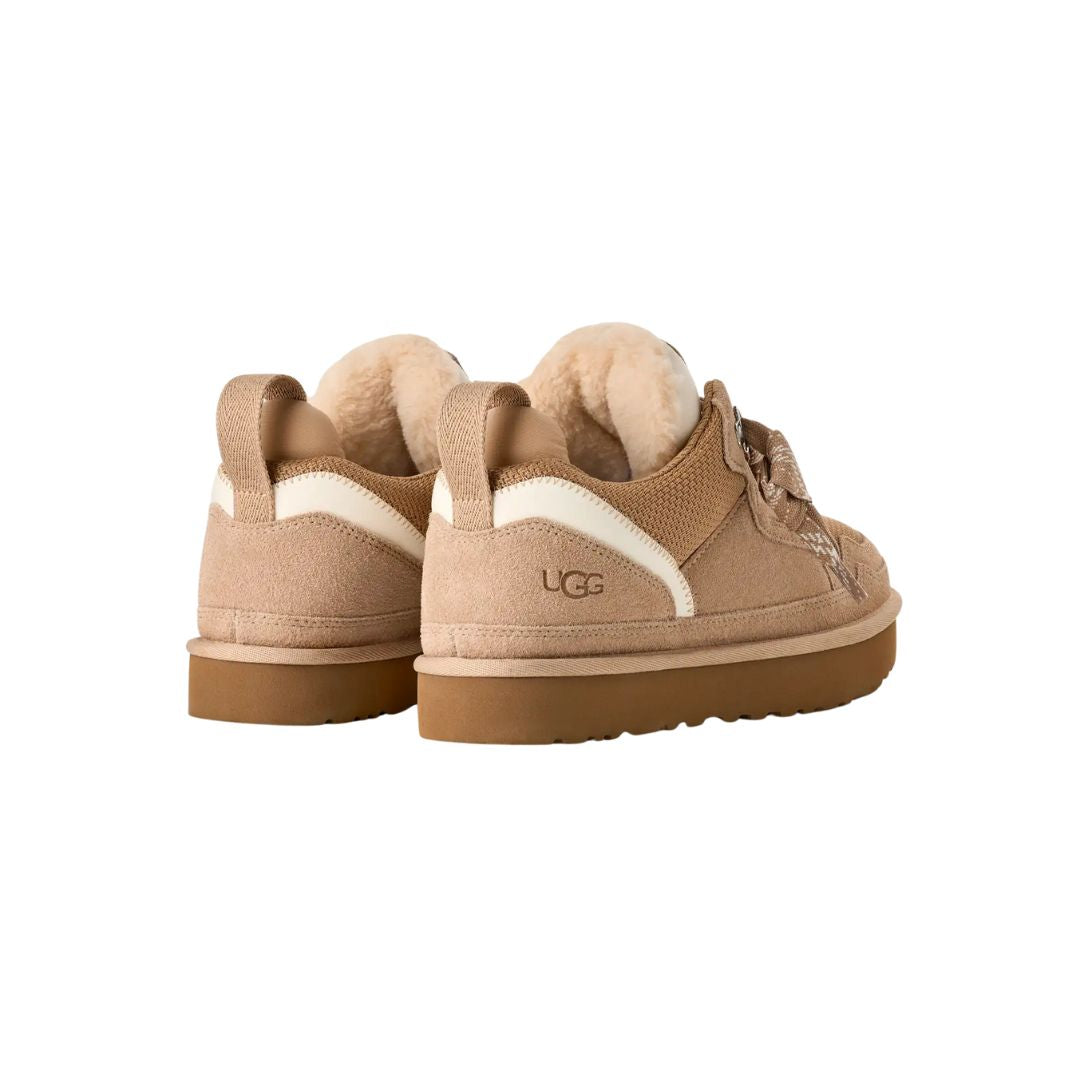 Vista trasera de las zapatillas UGG Lowmel color sand con logotipo UGG bordado.