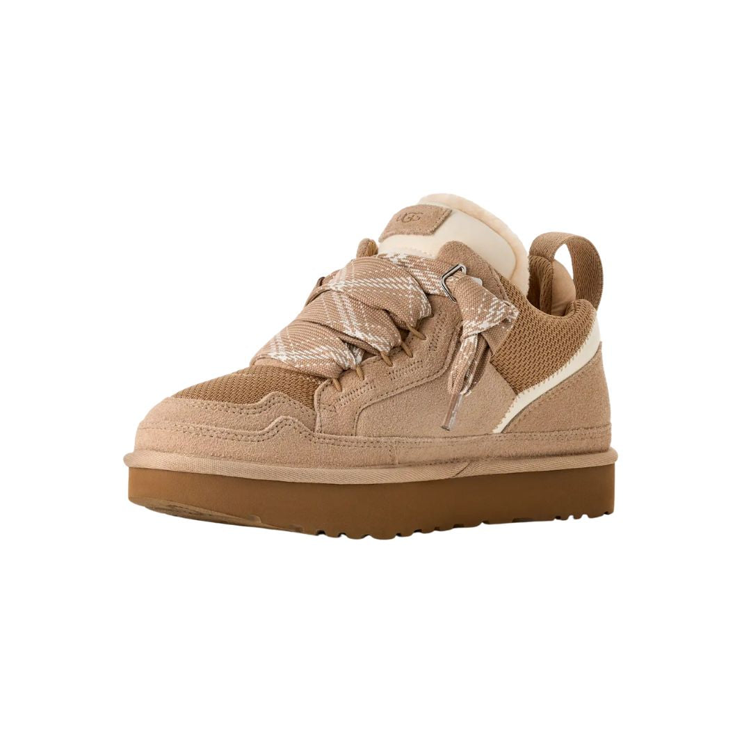 Zapatillas UGG Lowmel color sand en vista lateral mostrando diseño y suela.