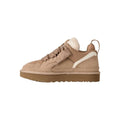 Vista lateral de la zapatilla UGG Lowmel en color sand mostrando la combinación de ante y malla técnica en el empeine, junto a la suela gruesa de EVA.