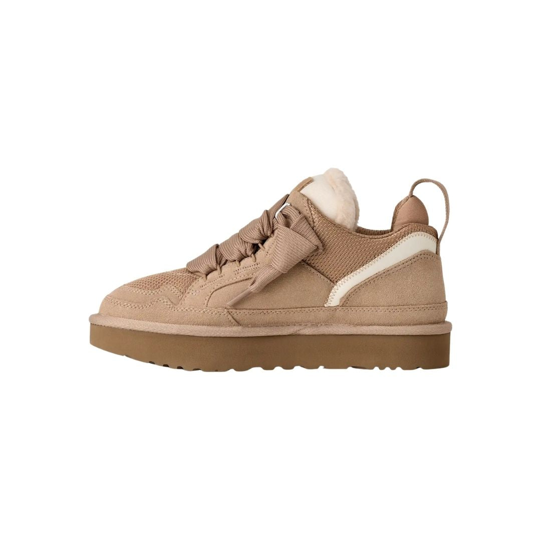 Vista lateral de la zapatilla UGG Lowmel en color sand mostrando la combinación de ante y malla técnica en el empeine, junto a la suela gruesa de EVA.