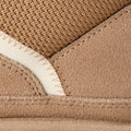 Detalle en primer plano de materiales y costuras de las zapatillas UGG Lowmel color sand.