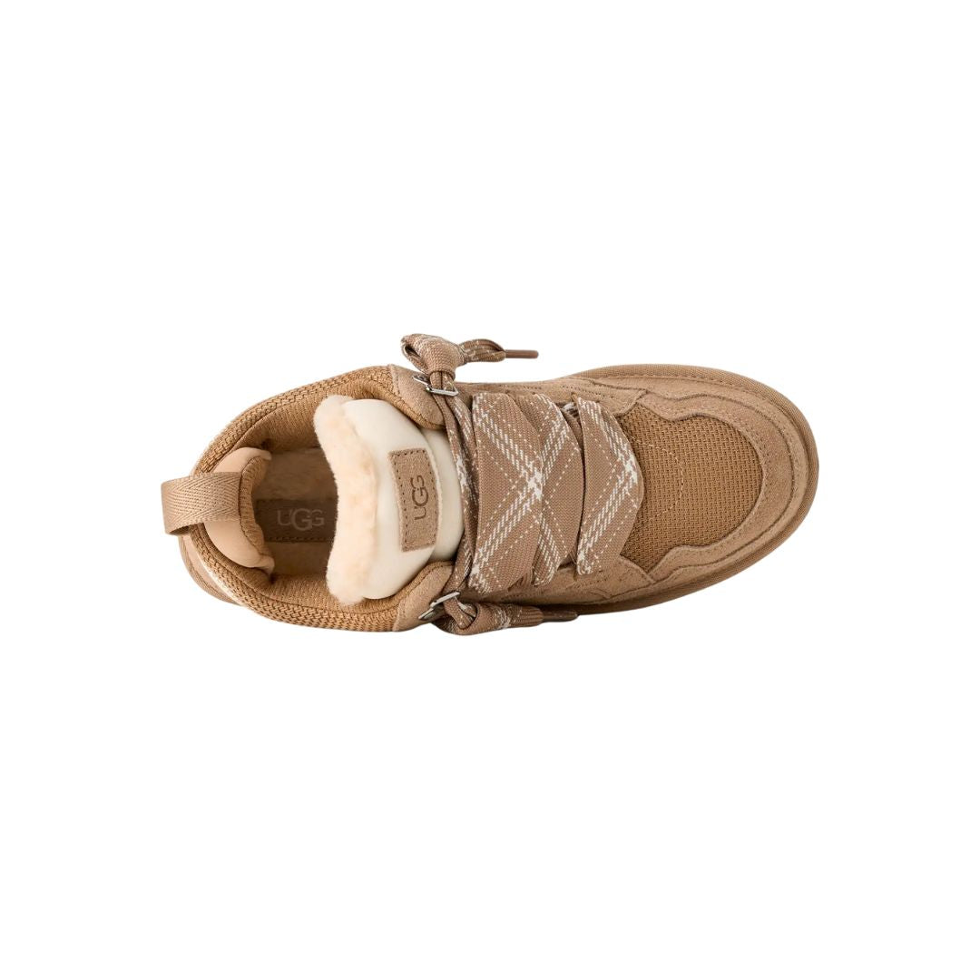 Vista superior de las zapatillas UGG Lowmel color sand mostrando interior forrado de lana.