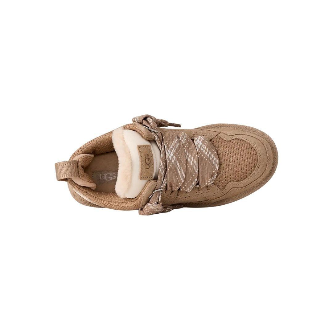 Vista cenital de la zapatilla UGG Lowmel en color sand mostrando el forro interior UGGplush en tono crudo, la lengüeta acolchada y los cordones bicolor.
