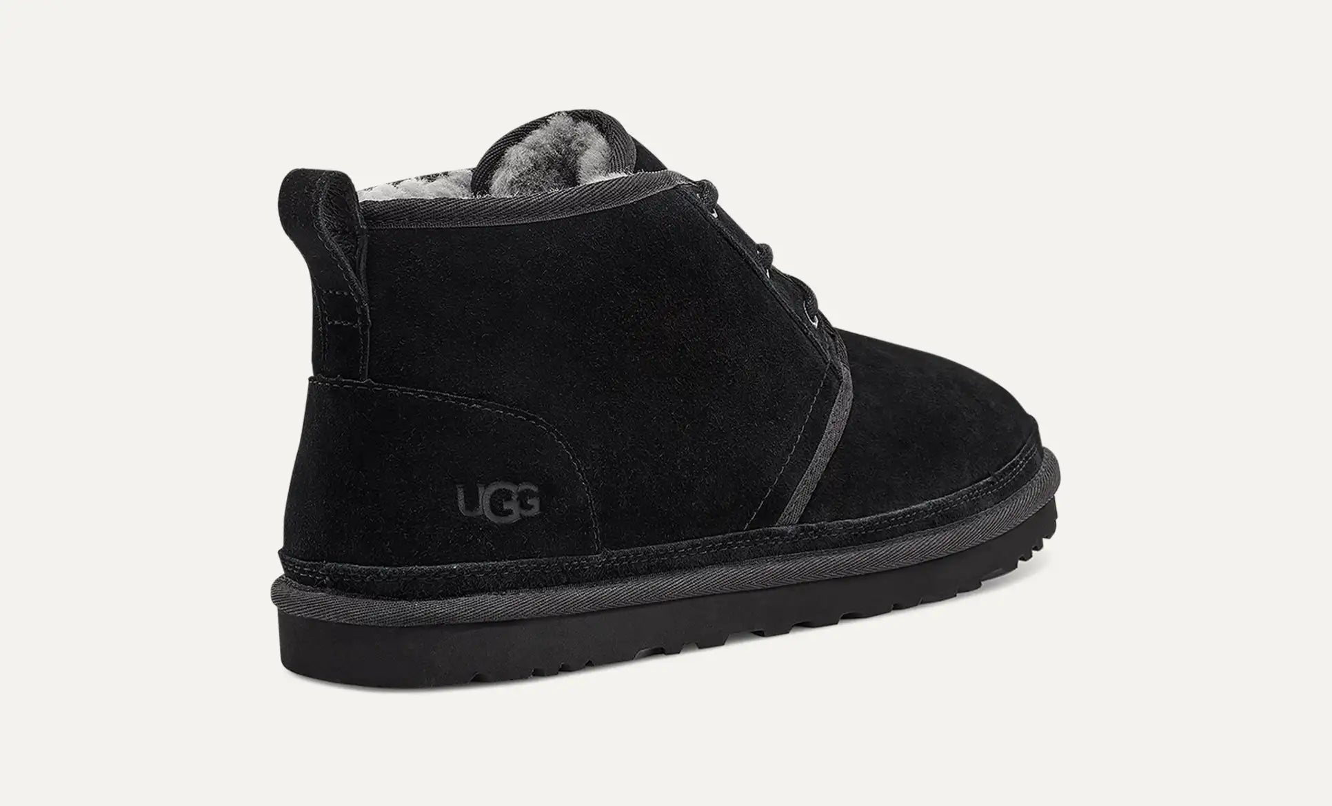 Bota UGG Neumel negra vista trasera destacando tirador y logotipo UGG.