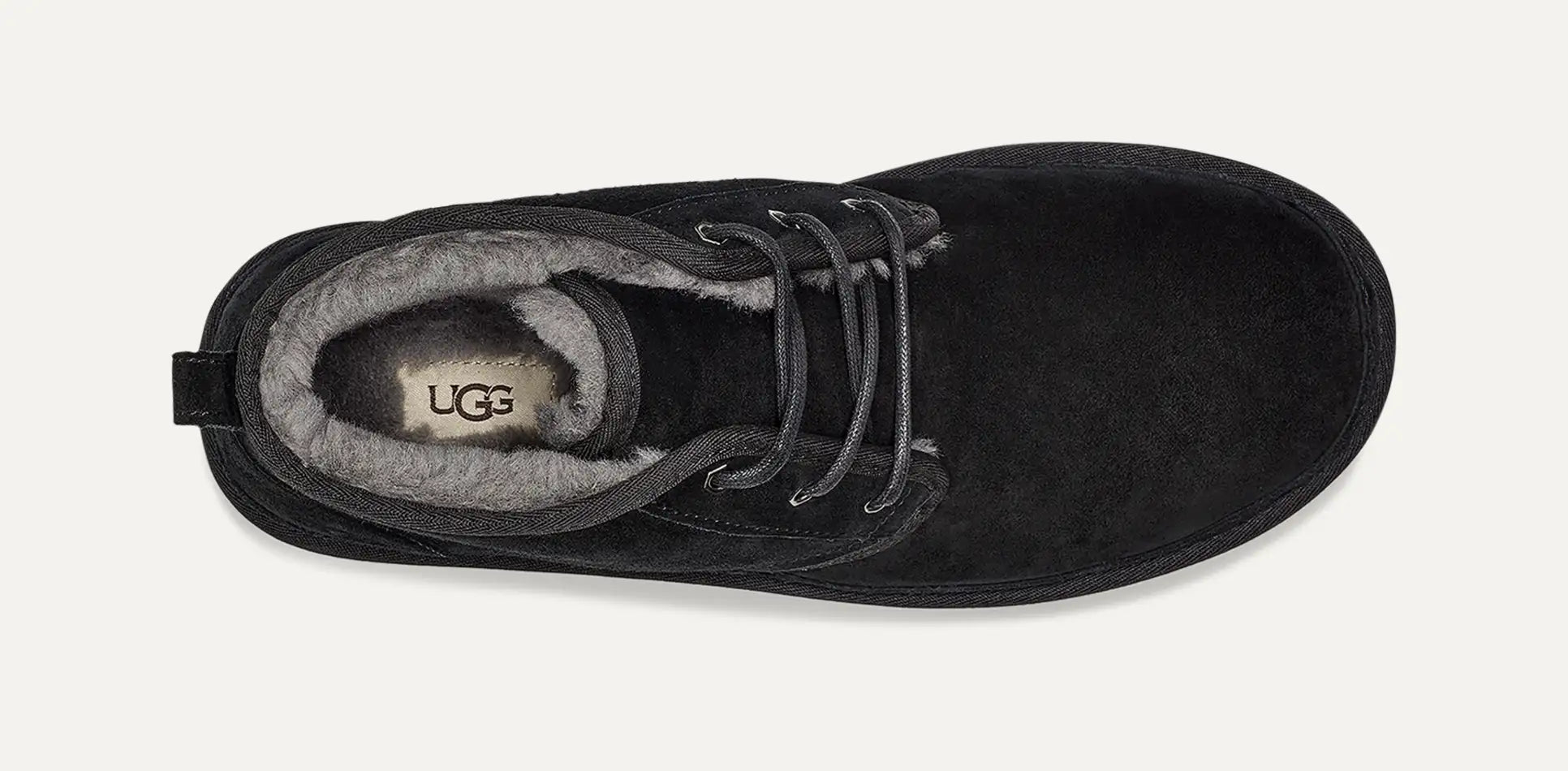 Bota UGG Neumel negra vista superior mostrando interior forrado de lana UGGplush gris.