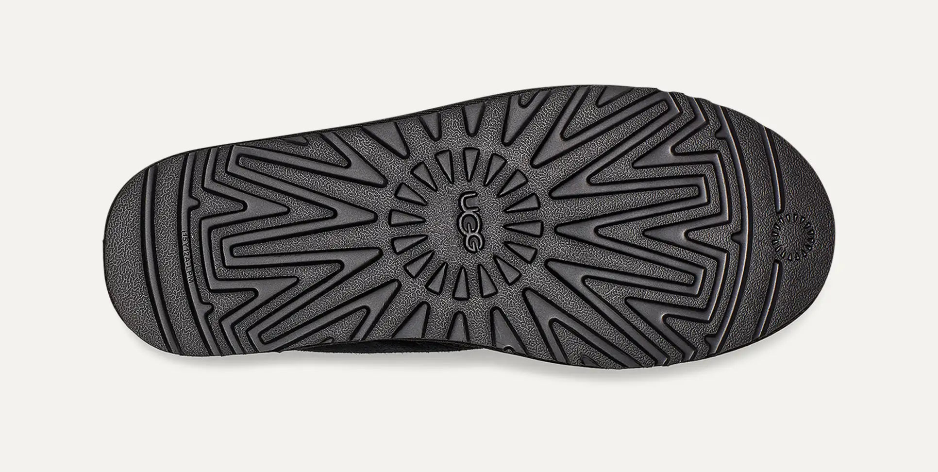 Suela de la bota UGG Neumel negra con dibujo de tracción en relieve.