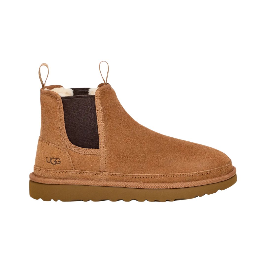 Bota UGG Neumel Chelsea color castaño vista lateral izquierda sobre fondo blanco.