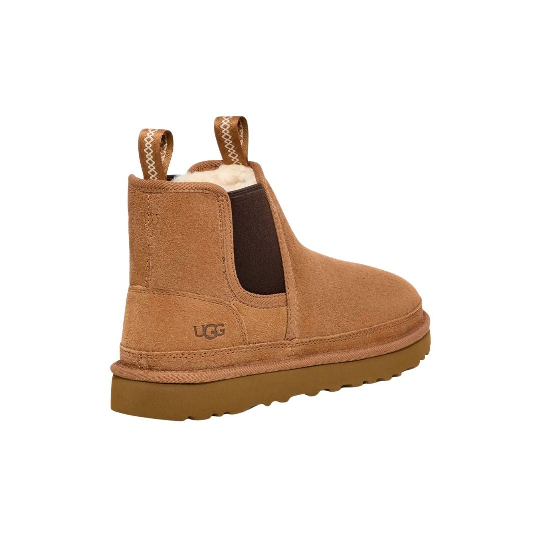 Bota UGG Neumel Chelsea castaña vista trasera destacando tiradores y paneles elásticos.
